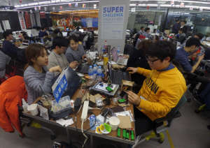 인하대가 개최한 '슈퍼 챌린지 해커톤(Super Challenge Hackathon)'에 참가한 학생들이 창의적인 아이디어를 기반으로 시제품을 개발하고 있다. / 인하대 제공